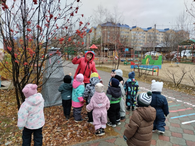 Пожелтел зелёный сад Листья жёлтые летят Пожелтел зелёный сад Листья жёлтые летят.